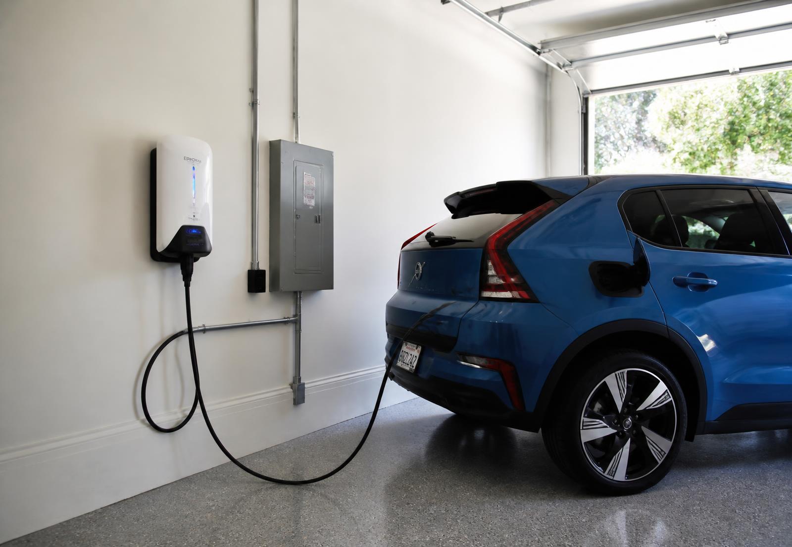 Cargador de pared para auto eléctrico instalado en cochera