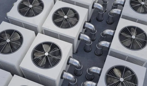 Equipos de aire acondicionado industrial instalados en el exterior de una planta